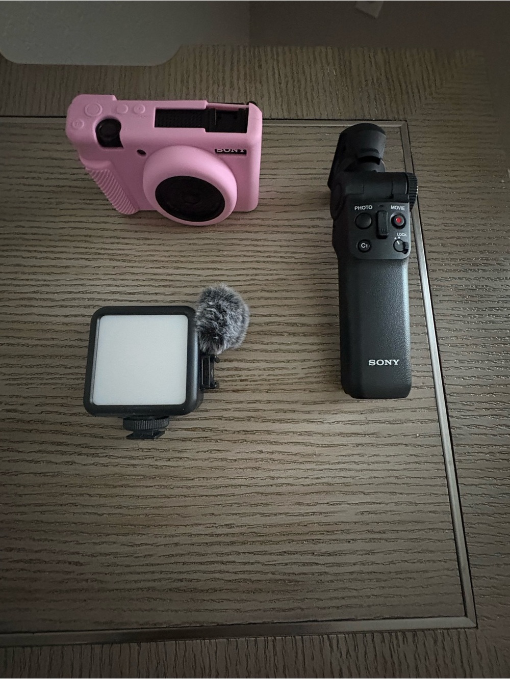 Sony Black ZV1F Compact Digital Camera with Sony Tripod and external flash - Picture 6 of 8